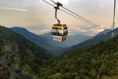 Yeşil dağların üzerinde Big Buddha için Hong Kong teleferik