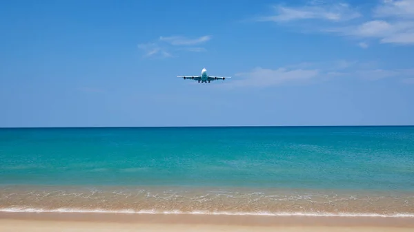 Αεροπλάνο Που Πετούν Πάνω Από Τον Ωκεανό Στο Νησί Πουκέτ — Φωτογραφία Αρχείου