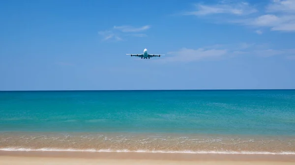 Avion Survolant Océan Île Phuket Thaïlande — Photo