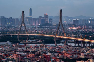 Panyu District, Guangzhou Guangdong Eyaleti, Çin nehir üzerinde köprü