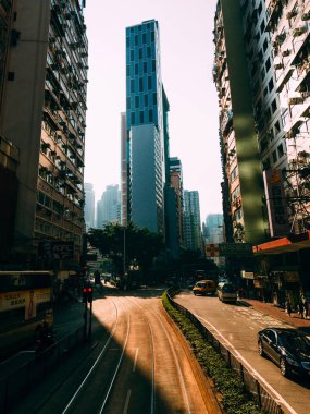 Hong Kong, Çin - 10 Kasım, 2017: gökdelenler ve taşıma sokaklarında Hong Kong