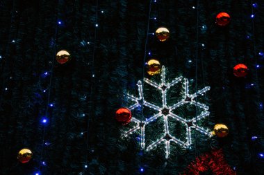 Noel baubles ve kar tanesi garland köknar ağacı üzerinde asılı yakın çekim shot