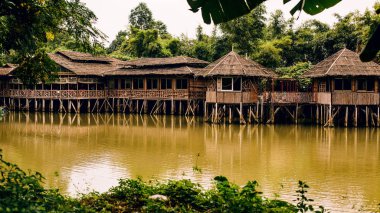 Geleneksel Asya nehir kulübeleri, Guangzhou, Çin.