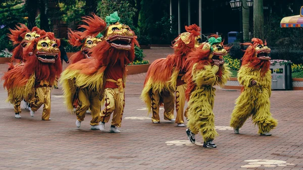 Personer Festliga Kostymer Utför Nyår Festival Guangzhou Kina — Stockfoto