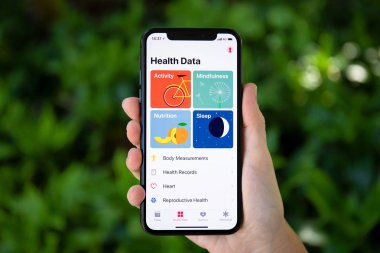 Koh Samui, Tayland - 21 Mart 2018: kadın el iphone X app sağlık veri üstünde belgili tanımlık perde ile tutarak. iPhone 10 oluşturuldu ve Apple Inc tarafından geliştirildi.