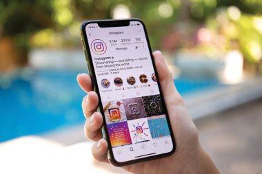 Koh Samui, Tayland - 21 Mart 2018: kadın el iphone X sosyal ağ hizmeti Instagram üstünde belgili tanımlık perde ile tutarak. iPhone 10 oluşturuldu ve Apple Inc tarafından geliştirildi.