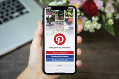 Koh Samui, Tayland - 23 Mart 2018: kadın el iphone X sosyal Internet hizmet Pinterest üstünde belgili tanımlık perde ile tutarak. iPhone 10 oluşturuldu ve Apple Inc tarafından geliştirildi.