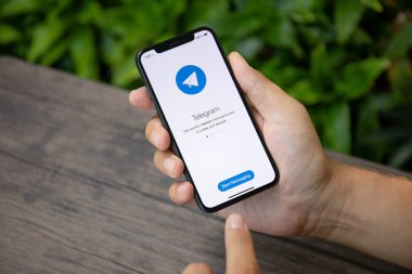 Koh Samui, Tayland - 26 Mart 2018: sosyal ağ hizmeti telgraf üstünde belgili tanımlık perde ile iphone X tutan adam el. iPhone 10 oluşturuldu ve Apple Inc tarafından geliştirildi.