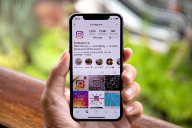 Koh Samui, Tayland - 9 Nisan 2018: sosyal ağ hizmeti Instagram üstünde belgili tanımlık perde ile iphone X tutan adam el. iPhone 10 oluşturuldu ve Apple Inc tarafından geliştirildi.