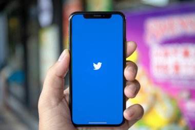 Koh Samui, Tayland - 15 Nisan 2018: Ekranda Twitter sosyal ağ hizmeti ile adam el holding iphone X. iPhone 10 oluşturuldu ve Apple Inc tarafından geliştirildi.