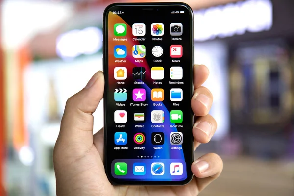 サムイ島 2018 男の手が Ios のホーム画面で Iphone を保持します Iphone は作成され アップル社によって開発されました — ストック写真