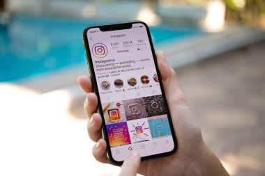 Koh Samui, Tayland - 21 Mart 2018: kadın el iphone X sosyal ağ hizmeti Instagram üstünde belgili tanımlık perde ile tutarak. iPhone 10 oluşturuldu ve Apple Inc tarafından geliştirildi.