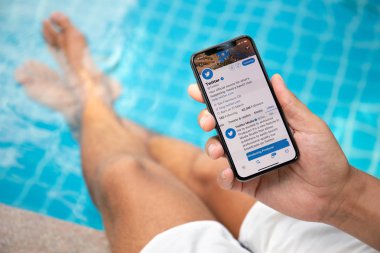 Koh Samui, Tayland - 22 Mart 2018: Ekranda Twitter sosyal ağ hizmeti ile adam el holding iphone X. iPhone 10 oluşturuldu ve Apple Inc tarafından geliştirildi.