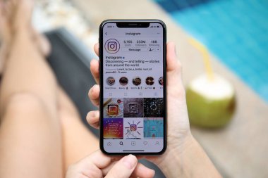 Koh Samui, Tayland - 30 Mart 2018: kadın el iphone X sosyal ağ hizmeti Instagram üstünde belgili tanımlık perde ile tutarak. iPhone 10 oluşturuldu ve Apple Inc tarafından geliştirildi.