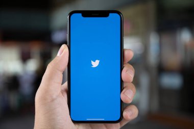 Koh Samui, Tayland - 15 Nisan 2018: Ekranda Twitter sosyal ağ hizmeti ile adam el holding iphone X. iPhone 10 oluşturuldu ve Apple Inc tarafından geliştirildi.