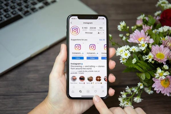 Koh Samui, Tayland - 23 Mart 2018: kadın el iphone X sosyal ağ hizmeti Instagram üstünde belgili tanımlık perde ile tutarak. iPhone 10 oluşturuldu ve Apple Inc tarafından geliştirildi.