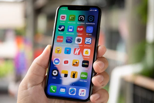 Koh Samui, Tayland - 9 Nisan 2018: üstünde belgili tanımlık perde ile IOS 11 X iphone tutan adam el. iPhone 10 oluşturuldu ve Apple Inc tarafından geliştirildi.