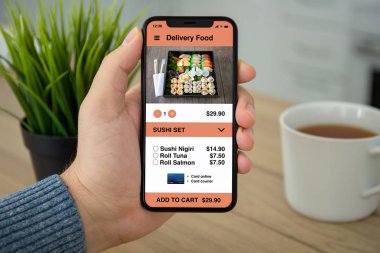 Erkek el üstünde belgili tanımlık perde telefon deliveriy suşi yemek uygulamaları ile tutarak