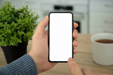 Siyah holding erkek eller dokunmatik telefon ile oda içinde izole perde