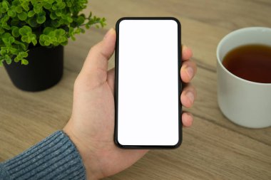 Erkek el siyah tutarak dokunmatik telefon ile izole perde tablosunun üstünde