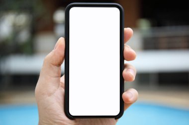 adam el telefon izole ekran havuzun arka plan üzerinde tutarak