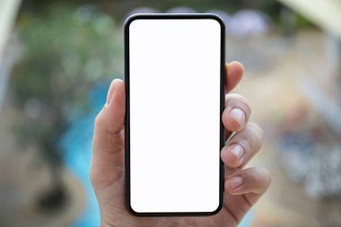 telefon ile izole perde havuzun arka plan üzerinde tutan adam el