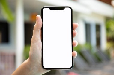 telefon ile izole perde evin arka planda tutan el