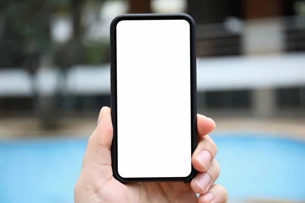 Adam Telefon Izole Ekran Havuzun Arka Plan Üzerinde Tutarak — Stok fotoğraf