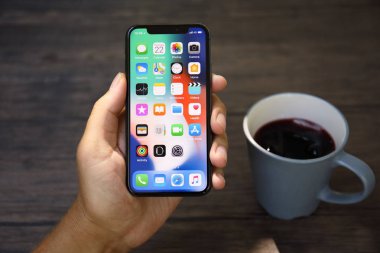Koh Samui, Tayland - 22 Mart 2018: Ana ekran IOS ile iphone X tutan adam el. iPhone 10 oluşturuldu ve Apple Inc tarafından geliştirildi.