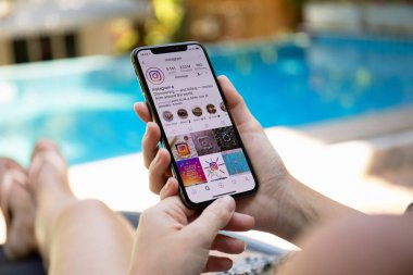 Koh Samui, Tayland - 21 Mart 2018: kadın el iphone X sosyal ağ hizmeti Instagram üstünde belgili tanımlık perde ile tutarak. iPhone 10 oluşturuldu ve Apple Inc tarafından geliştirildi.