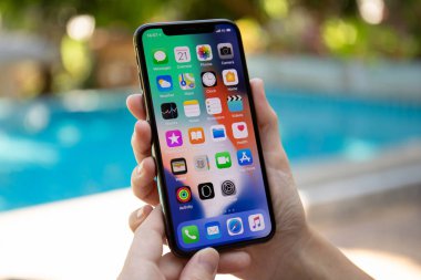 Koh Samui, Tayland - 21 Mart 2018: kadın el üstünde belgili tanımlık perde ile IOS 11 X iphone tutarak. iPhone 10 oluşturuldu ve Apple Inc tarafından geliştirildi.