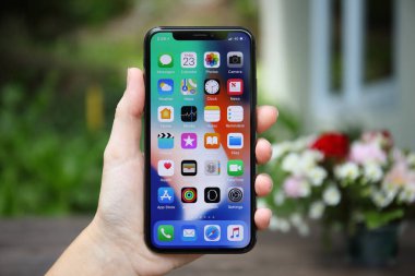 Koh Samui, Tayland - 23 Mart 2018: kadın el üstünde belgili tanımlık perde ile IOS 11 X iphone tutarak. iPhone 10 oluşturuldu ve Apple Inc tarafından geliştirildi.