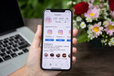 Koh Samui, Tayland - 23 Mart 2018: kadın el iphone X sosyal ağ hizmeti Instagram üstünde belgili tanımlık perde ile tutarak. iPhone 10 oluşturuldu ve Apple Inc tarafından geliştirildi.