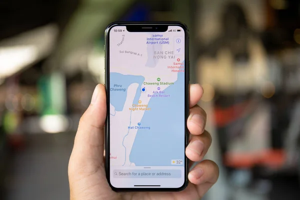 苏梅岛 2018年4月15日 Iphone 与应用程序制图服务苹果地图在屏幕上的人手 Iphone 是由苹果公司创建和开发的 — 图库照片
