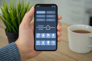 Erkek el Siyah tutarak dokunmatik telefon ile app akıllı ana sayfa ekranında Oda