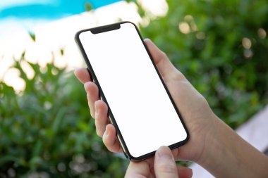 telefon ile izole perde Bahçe arka planda tutan eller