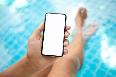 Adama telefon ile izole bir perde holding havuzu