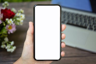 el ile izole perde telefon Danışma dizüstü bilgisayar ve çiçekler üzerinde tutarak