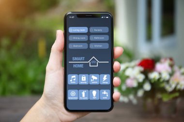 telefon uygulaması ile evin çiçek bahçesi ile ekran arka planı üzerinde ana sayfa Akıllı tutarak el