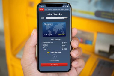 adam el telefon app ATM ekranında online alışveriş ile tutarak