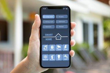 telefon ile app akıllı tutarak ev ev ekranı arka plan üzerinde el