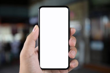 adam el telefon ile izole perde bir şehir arka plan üzerinde sokak tutarak