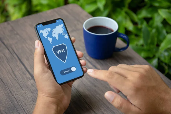 Männliche Hände Halten Telefon Mit App Vpn Schaffung Internet Protokolle — Stockfoto