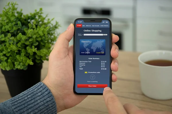 Мужские Руки Держат Черный Сенсорный Телефон Приложением Онлайн Покупки Экране Стоковое Изображение