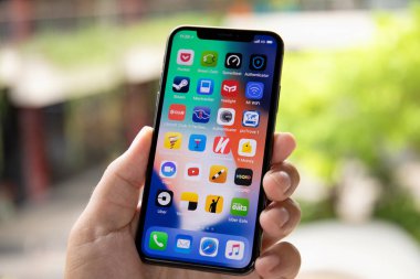 Koh Samui, Tayland - 9 Nisan 2018: üstünde belgili tanımlık perde ile IOS 11 X iphone tutan adam el. iPhone 10 oluşturuldu ve Apple Inc tarafından geliştirildi.