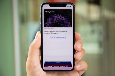 Koh Samui, Tayland - 9 Nisan 2018: iphone X Apple nakit ödeme ile ekrandaki tutan adam el. iPhone 10 oluşturuldu ve Apple Inc tarafından geliştirildi.