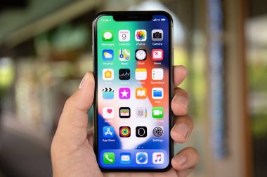 Koh Samui, Tayland - 9 Nisan 2018: üstünde belgili tanımlık perde ile IOS 11 X iphone tutan adam el. iPhone 10 oluşturuldu ve Apple Inc tarafından geliştirildi.
