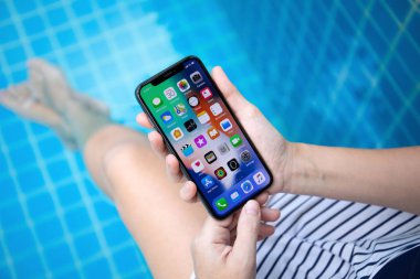 Koh Samui, Tayland - 30 Mart 2018: kadın el üstünde belgili tanımlık perde ile IOS 11 X iphone tutarak. iPhone 10 oluşturuldu ve Apple Inc tarafından geliştirildi.