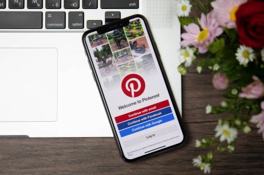Koh Samui, Tayland - 23 Mart 2018: iphone X sosyal Internet Servisi Pinterest üstünde belgili tanımlık perde. iPhone 10 oluşturuldu ve Apple Inc tarafından geliştirildi.