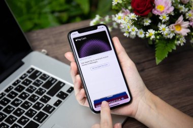 Koh Samui, Tayland - 23 Mart 2018: kadın el üstünde belgili tanımlık perde ile Apple para ödenen nakit X iphone tutarak. iPhone 10 oluşturuldu ve Apple Inc tarafından geliştirildi.